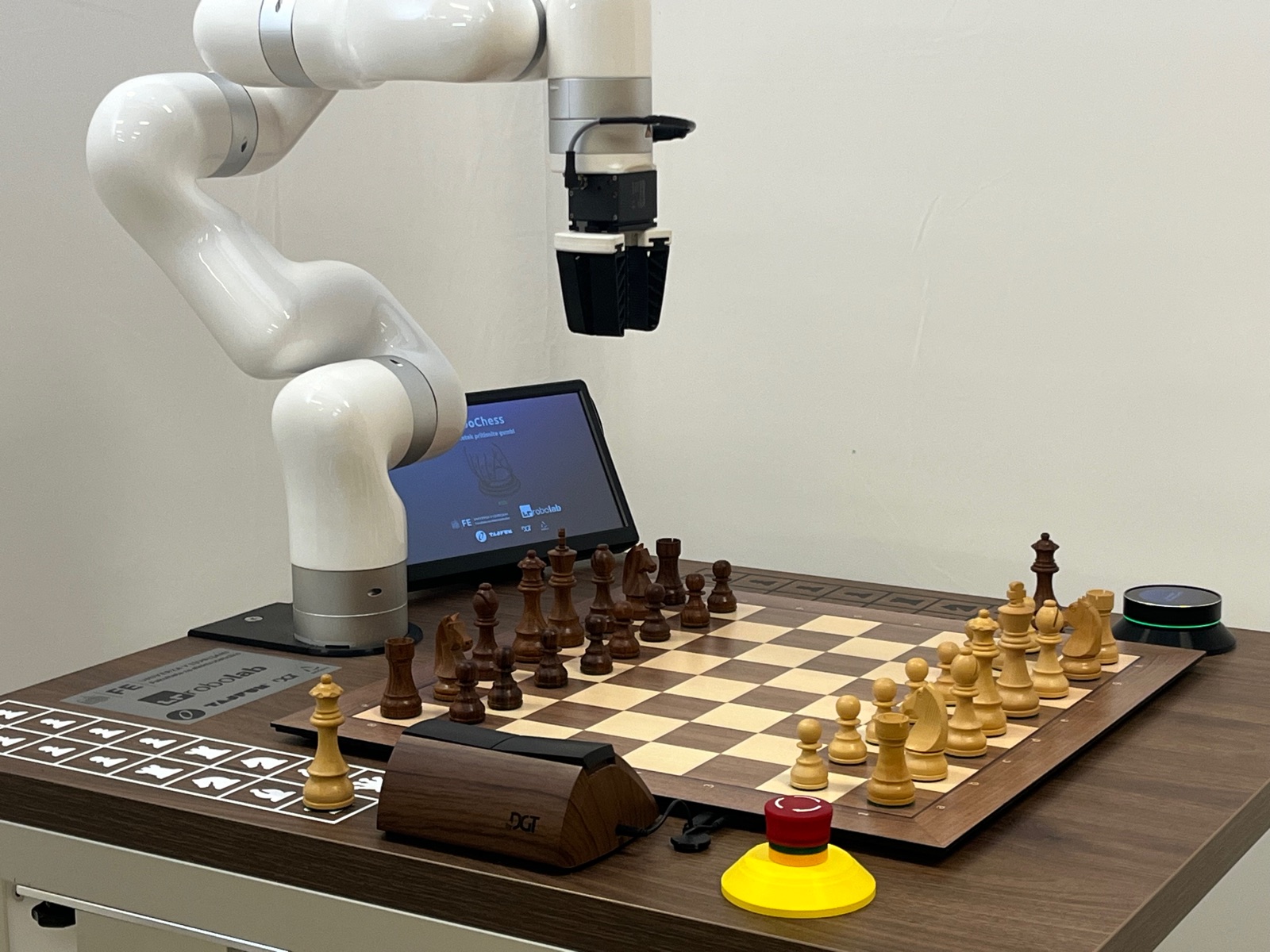 Fotografija robotske celice RoboChess