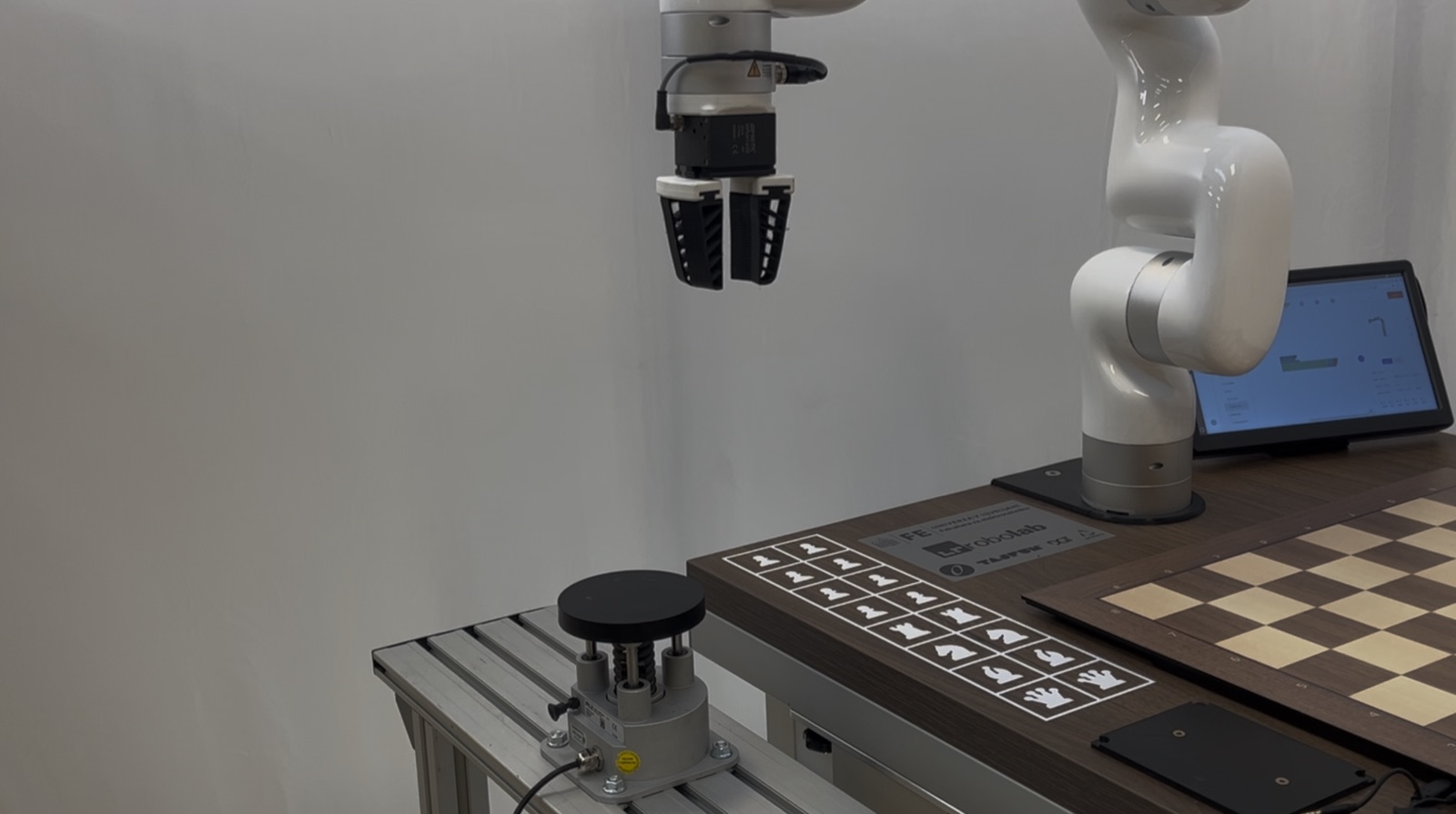 Meritve varnosti robotske celice z merilno napravo
